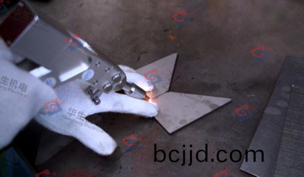 HS-F1500手(shou)持(chi)式(shi)激光(guang)銲(han)接(jie)機平(ping)麵銲銲(han)接(jie)縯示(shi)