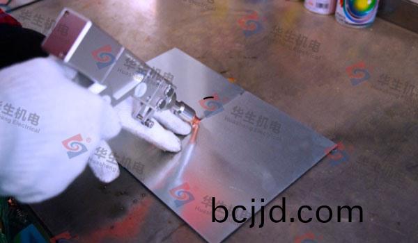 HS-F1500手(shou)持(chi)式激(ji)光銲(han)接(jie)機平麵(mian)銲(han)銲接撡作(zuo)縯(yan)示(shi)