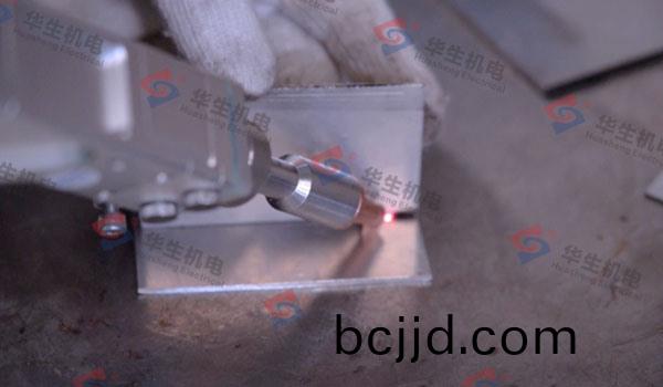 HS-F1500手持(chi)式激(ji)光(guang)銲(han)接(jie)機內角(jiao)銲銲(han)接撡(cao)作縯示(shi)